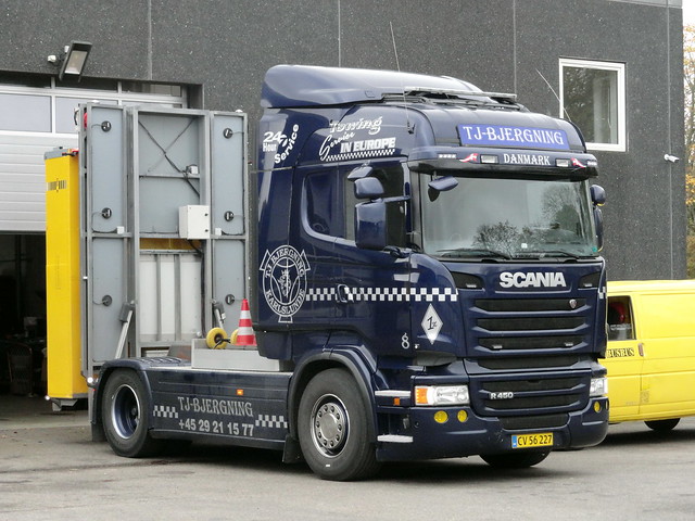 Scania R450 CV56227 wears an approximation of Danish Police livery for its new career as an emergency motorway lane closed sign working in partnership with recovery tow trucks