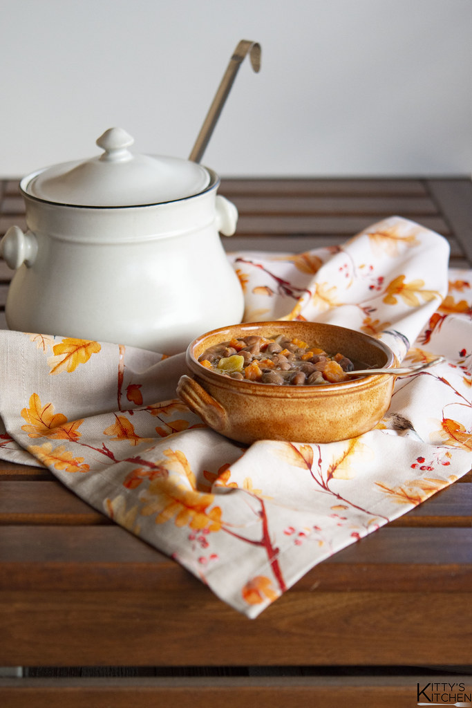 Wood-fired brick oven Bean’s Soup, zuppa di fagioli cotti a legna, zuppa di fagioli al fiasco, fagioli