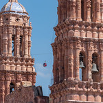 Torres de la Catedral de Zacatecas y un teleferiquito