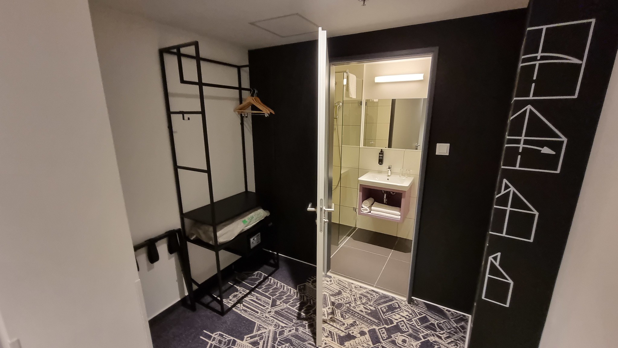 The entrance hall and access to the bathroom  at the Ibis Styles Hotel at Budapest Airport