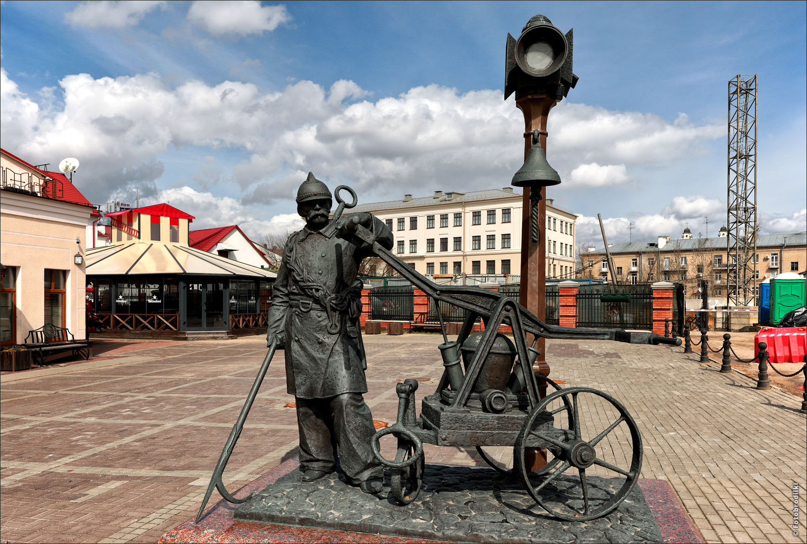 Скульптура пожарного-спасателя, Минск, Беларусь