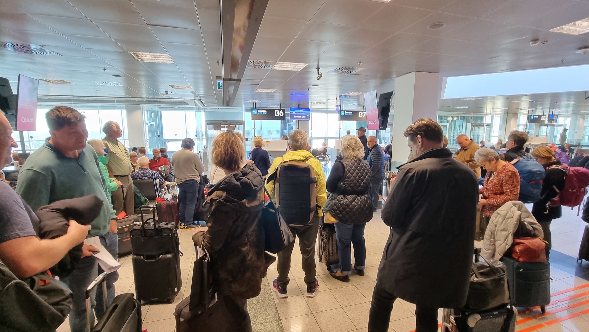 Another organised outstation boarding queue (not) at Budapest airport