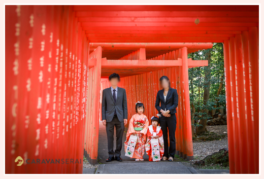 愛知県瀬戸市の深川神社で七五三　赤い鳥居の下で記念写真