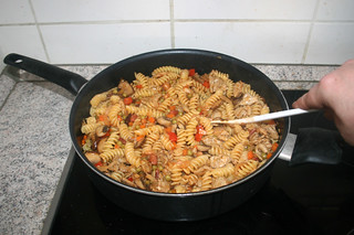 32 - Mix pasta with pan content / Nudeln mit Pfanneninhalt verrühren