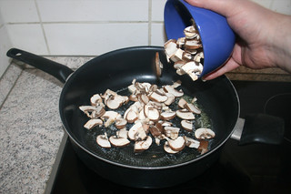 08 - Put mushrooms in pan / Champignons in Pfanne geben