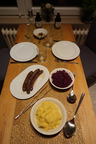 Rindsbratwurst zu Rotkohl und Kartoffelstampf (Tischbild)