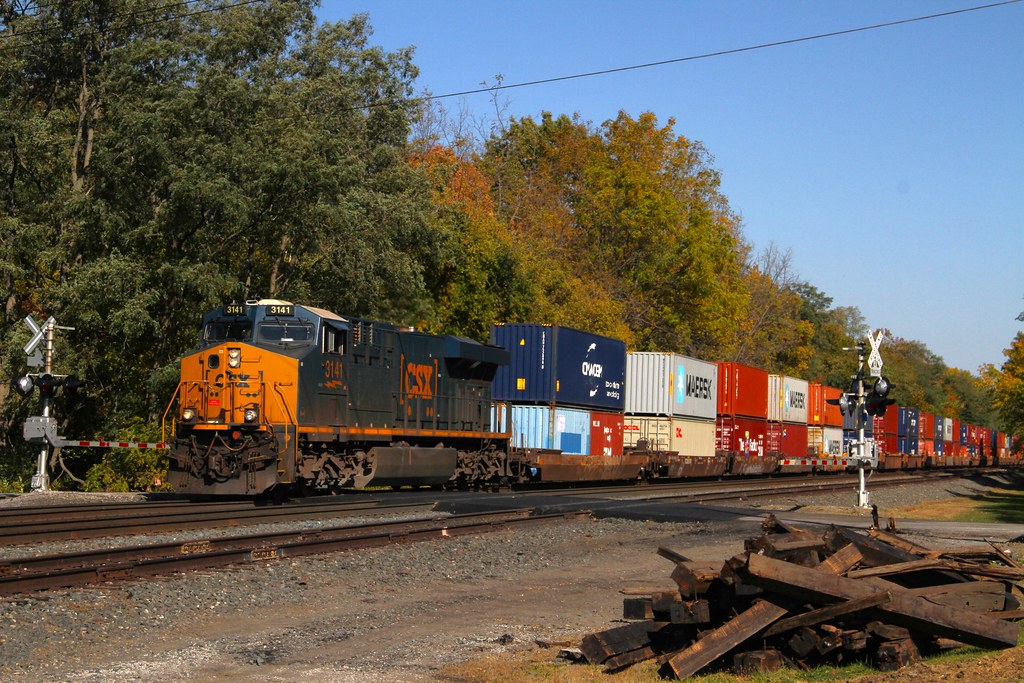 Westfield, NY | CSX 3141 bursts through the crossing with a … | Flickr