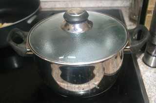 07 - Bring water in pot to a boil / Topf mit Wasser aufsetzen