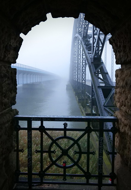 Brückenblick im Nebel