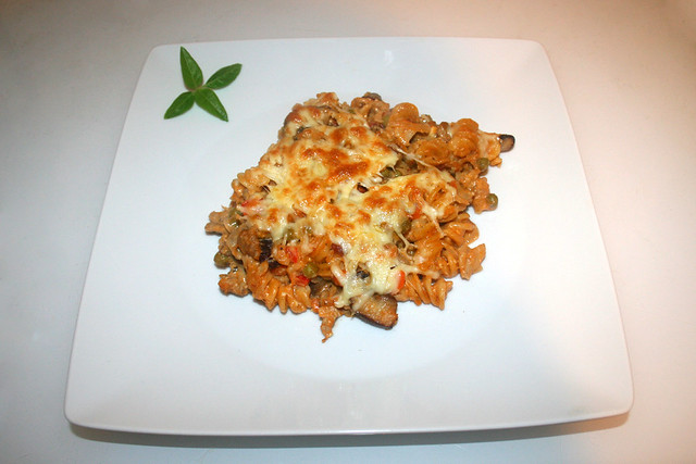 45 - Gyros pasta bake with feta in onion soup sauce -  Served / Gyros-Nudelauflauf mit Feta in Zwiebelsuppen-Sauce - Serviert