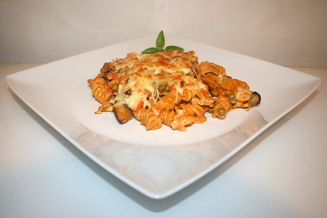 46 - Gyros pasta bake with feta in onion soup sauce - Side view  / Gyros-Nudelauflauf mit Feta in Zwiebelsuppen-Sauce - Seitenansicht