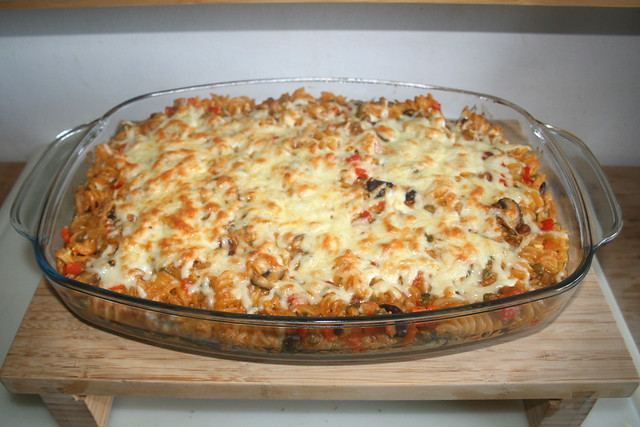 43 - Gyros pasta bake with feta in onion soup sauce - Finished baking / Gyros-Nudelauflauf mit Feta in Zwiebelsuppen-Sauce - Fertig gebacken