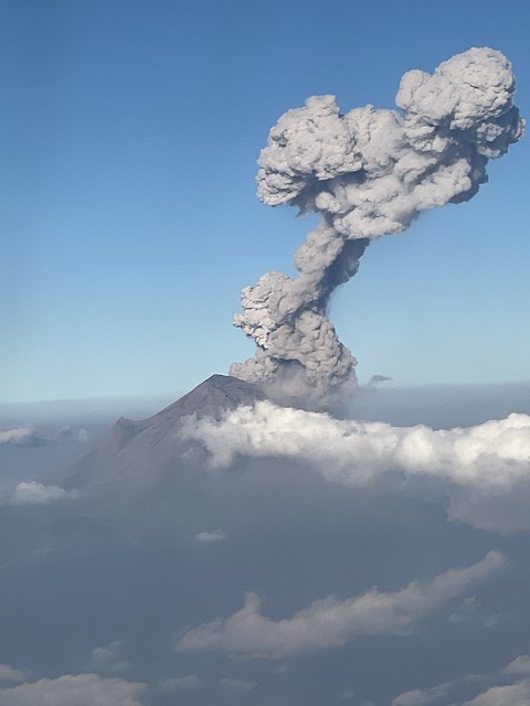 Volcán Popocatépetl en erupción