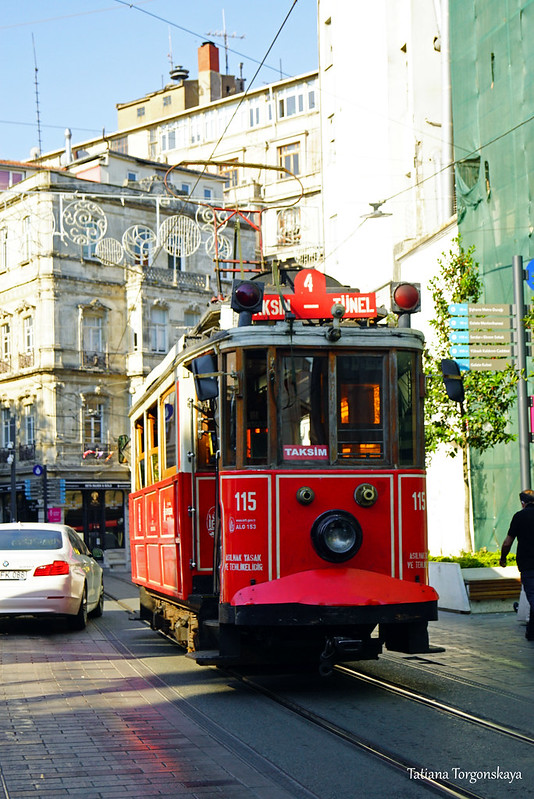 Ретро-трамвай T2 на улице Истикляль