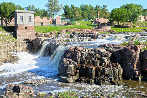 Sioux Falls by lukedrich_photography, Source: <a href="https://en.wikipedia.org/wiki/Sioux_Falls,_South_Dakota" rel="noreferrer nofollow">
