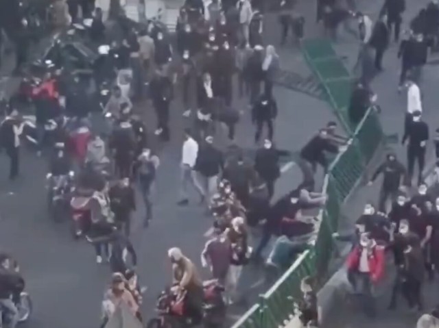 民眾在首都德黑蘭拆馬路上的圍欄