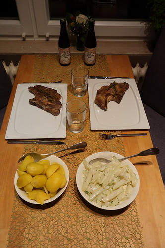 Schweinekoteletts mit Kohlrabigemüse und Salzkartoffeln (Tischbild)