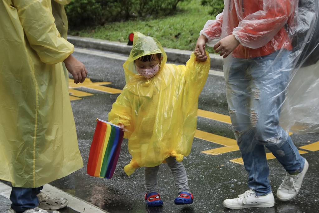 親子一同上街支持彩虹平權。攝影許詠晴