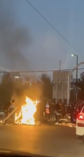 有人在首都德黑蘭縱火堵路