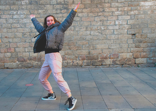 Sasha, catalana, patinadora, simpàtica i amable. Va col.laborar de manera immillorable la càmera. Captura: Mur de la Basílica Santa Maria del Mar, Barcelona.