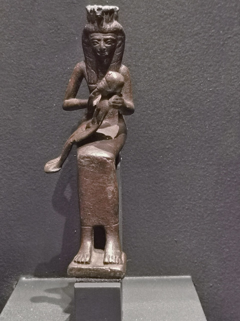 escultura estatua sedente de bronce diosa Isis lactacte y su hijo Horus Harpócrates Baja epoca 332 a C  exposicion Las Hijas del Nilo Palacio de las Alhajas Madrid