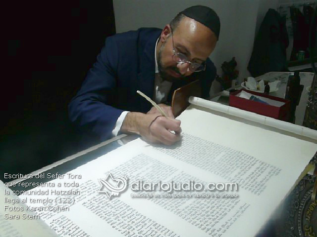 Escribiendo el Sefer Torah de Hatzalah