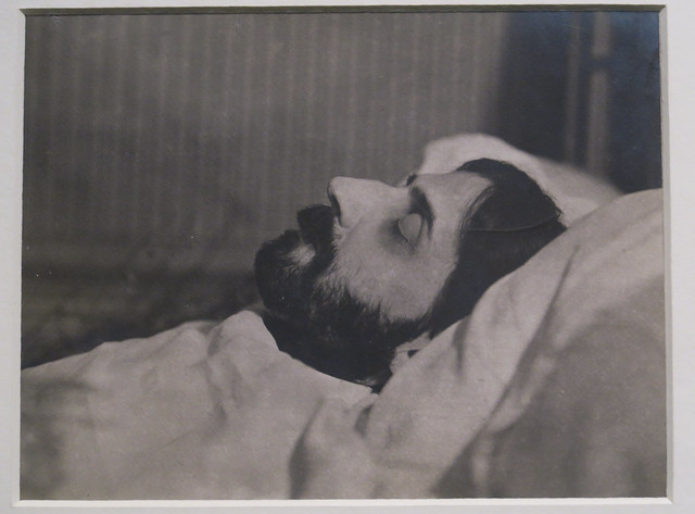 Marcel Proust sur son lit de mort (1922) par Man Ray - Exposition, Marcel Proust, un roman parisien (2021), Musée Carnavalet, Paris IVe