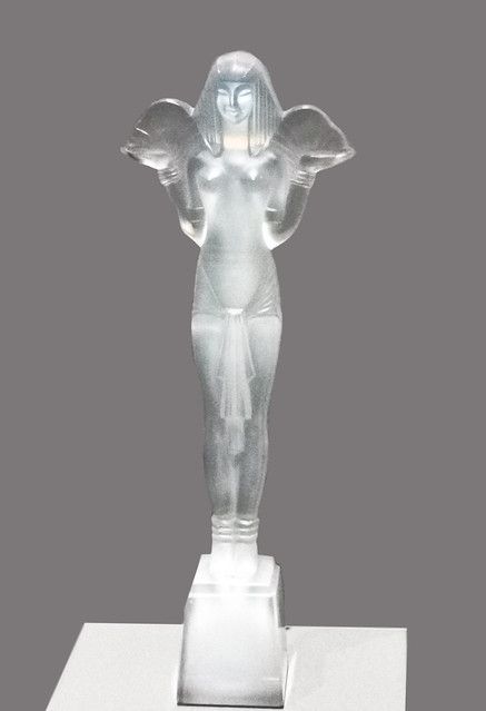 escultura de diosa egipcia cristal prensado y opalizado 1930 de Marius Ernest Sabino exposicion Las Hijas del Nilo Palacio de las Alhajas Madrid