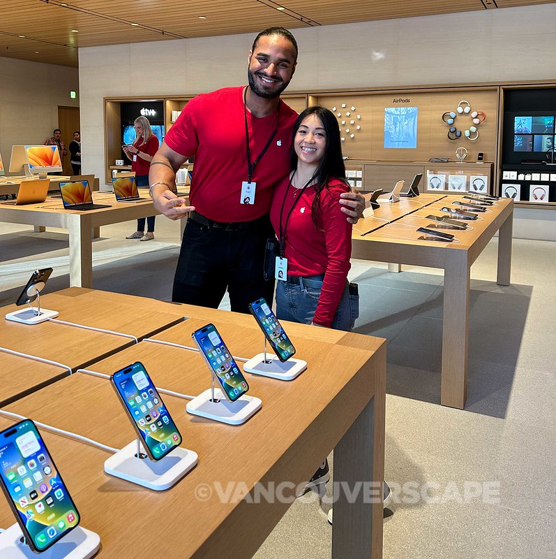 Apple Store media preview-7