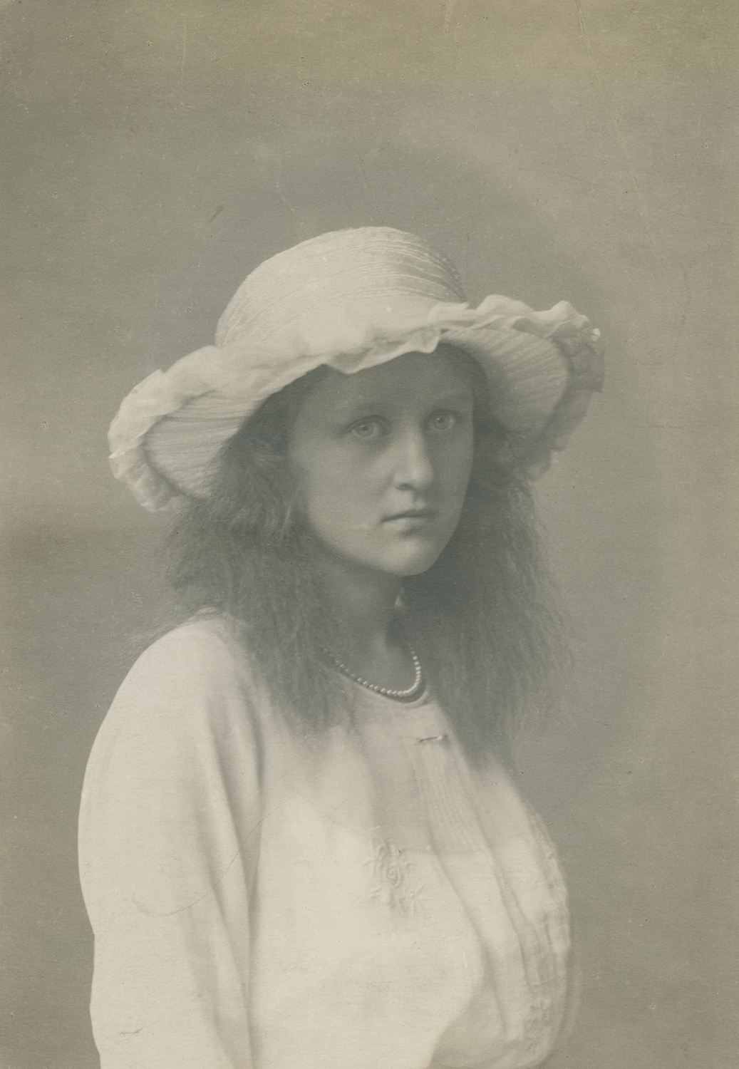Hugo Fredrik Cederin :: Maud Cronhielm (Porträtt), 1920s. Visitkort. | src Sörmlands museums samlingar