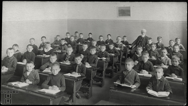 ArchivTappen31(1B)65 Schulklasse (front), Jungen, Lehrer, Deutschland, 1910er