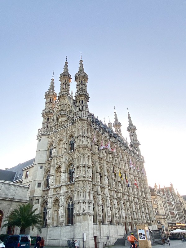 La no simetría del Ayuntamiento de Bruselas- Ayuntamiento de Lovaina