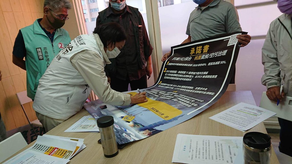民眾黨籍賴香伶親自簽署「氣候與空污治理」承諾書。圖片來源：台灣健康空氣行動聯盟提供