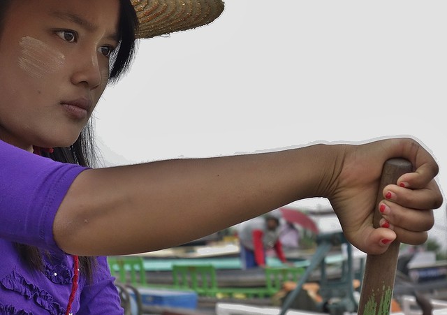 MYANMAR, Burma , auf dem Inle-See, Besuch auf einem rustikalen Morgenmarkt, Konzentration,  80240/21240