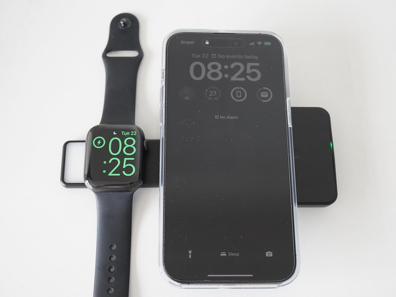 Charby Orbit Powerbank - Charging iPhone 14 Pro Max And Apple Watch