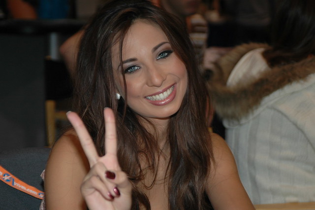 Tiffany Taylor giving me the peace sign at the 2006 AVN Expo