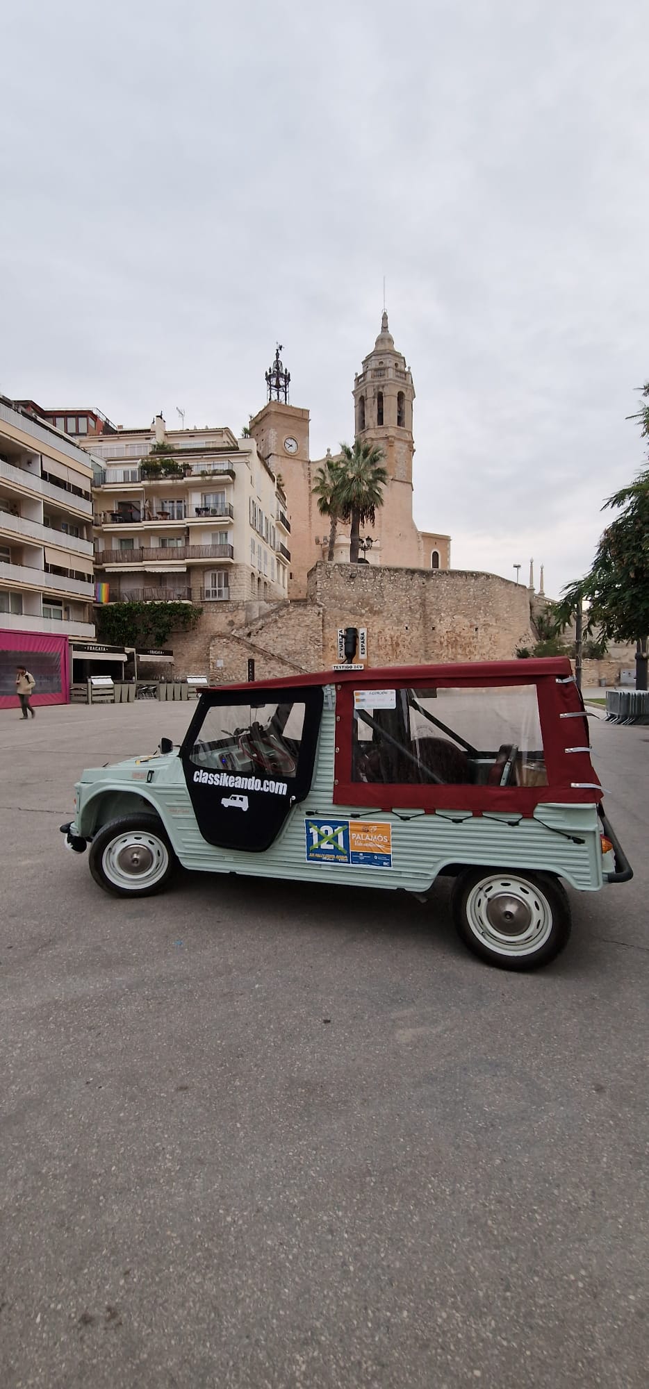 Sitges entra en el mundo del Dos Caballos gracias al Mehari 2cv Club de Catalunya fundado en Sitges