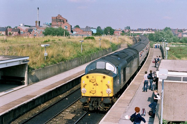 Class 40 40091 seen pulling in to Retford Low level station on 1M54 13.24 Skegness - Man Pic (SO)