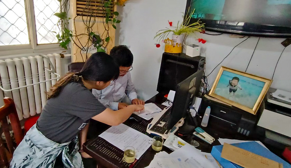志願者幫助藍灣衛士整理文檔。圖片來源：青島海研會