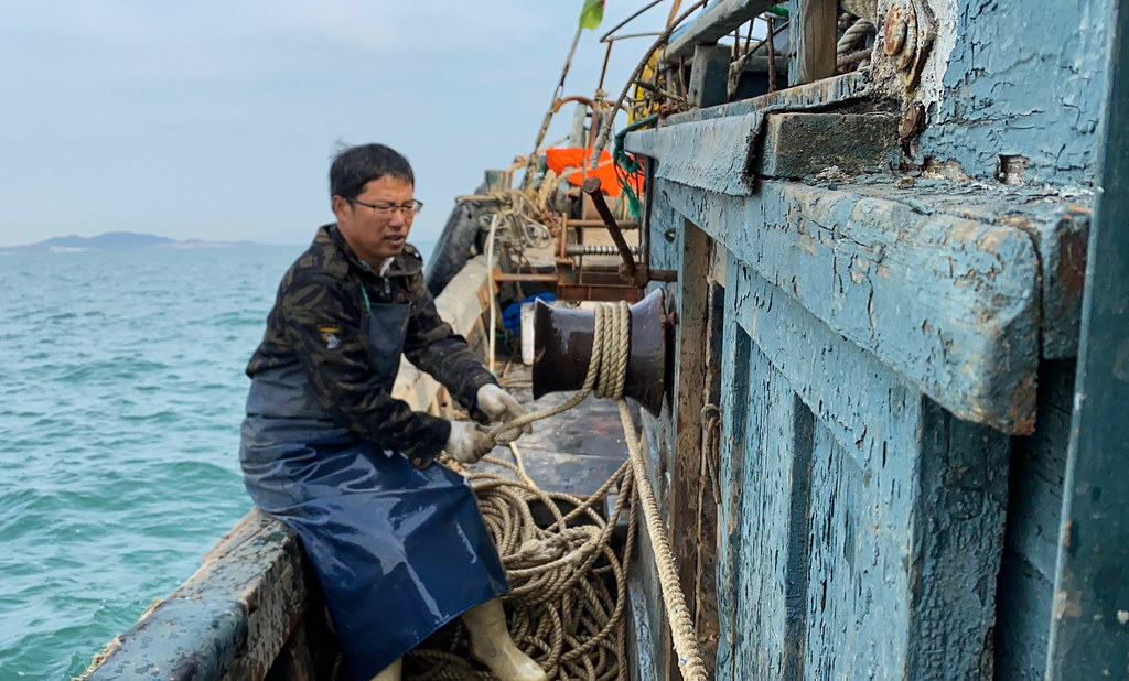 劉樹杰在漁船上工作。圖片來源：青島海研會