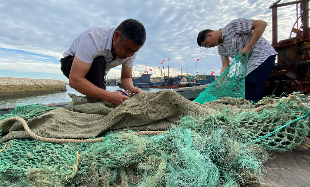 漁民更新網具準備做對比捕撈試驗。圖片來源：青島海研會