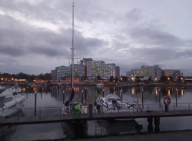 Damp im November - Blick über den Hafen auf die Hotel-Rehaklinik-Kombination im Zwielicht; SH, Schwansen (1a)