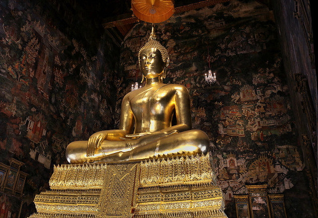 The Phra Si Sakyamuni surrounding the murals of the prayer hall