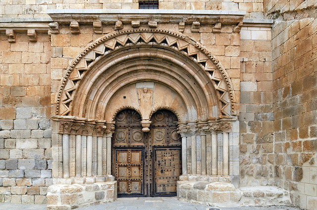 Iglesia de San Miguel (Caltojar, Soria). Portada