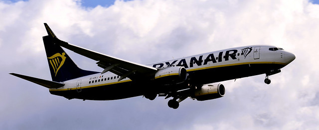 Ryanair EI-EKJ   Boeing 737-8AS approaching East Midlands