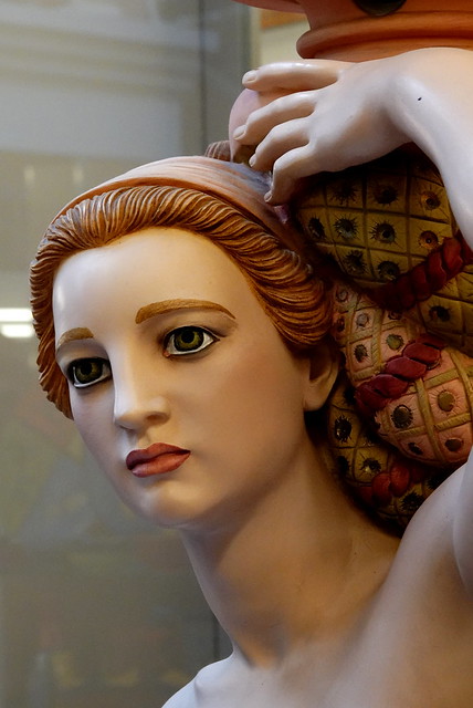 Sculpture de femme tenant un récipient (Athènes)