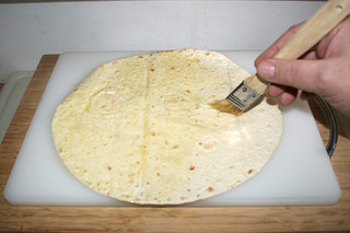 20 - Brush Tortilla with oil / Tortilla auf einer Seite mit Öl einpinseln