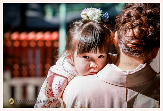3歳の女の子の七五三　疲れてママ抱っこ♪　深川神社