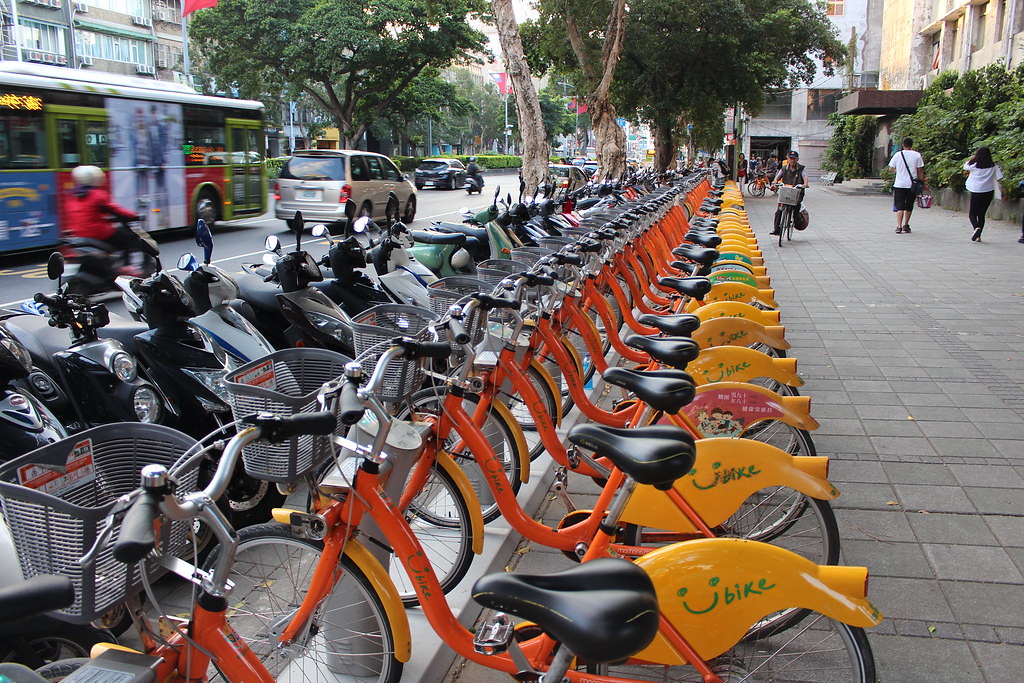 地球公民基金會顧問蔡中岳認為，要民眾多利用單車，需要先完善現有路網，YouBike越來越多人使用，跟單車專用道越來越多有關係。圖片來源：Chi-Hung Lin／Flickr