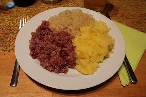 Stippgrütze mit Kartoffelstampf und Sauerkraut (mein Teller)